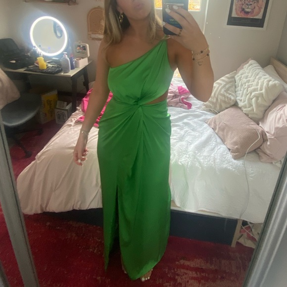 Amur Deena One Shoulder Gown in Green Daylily, size 6 - Picture 4 of 4